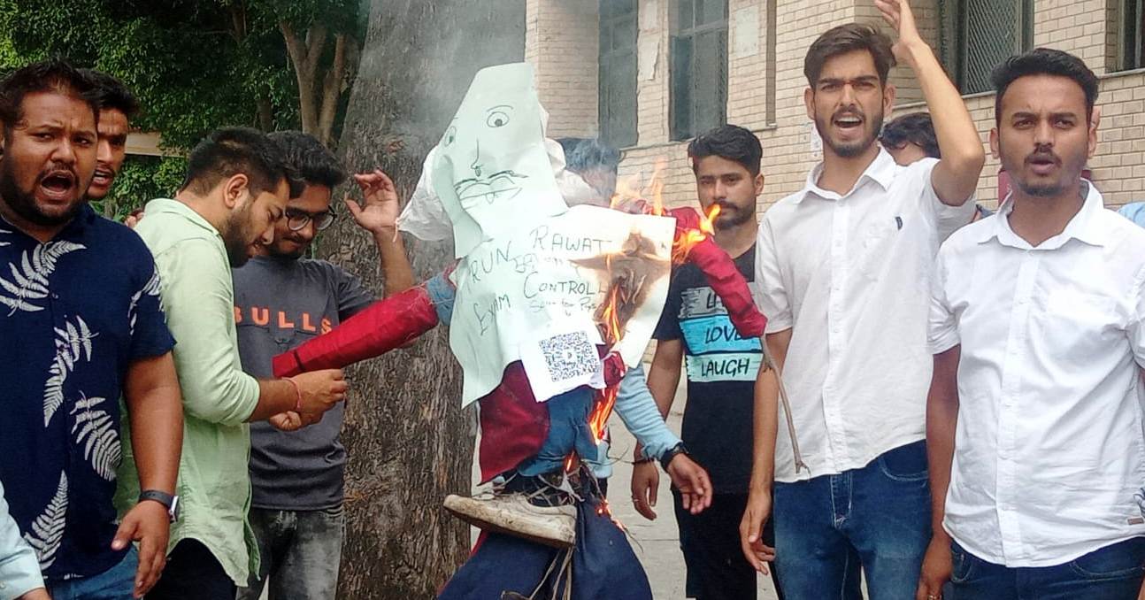 बिड़ला परिसर में छात्र नेताओं ने फूंका गढ़वाल विवि के परीक्षा नियंत्रक का पुतला