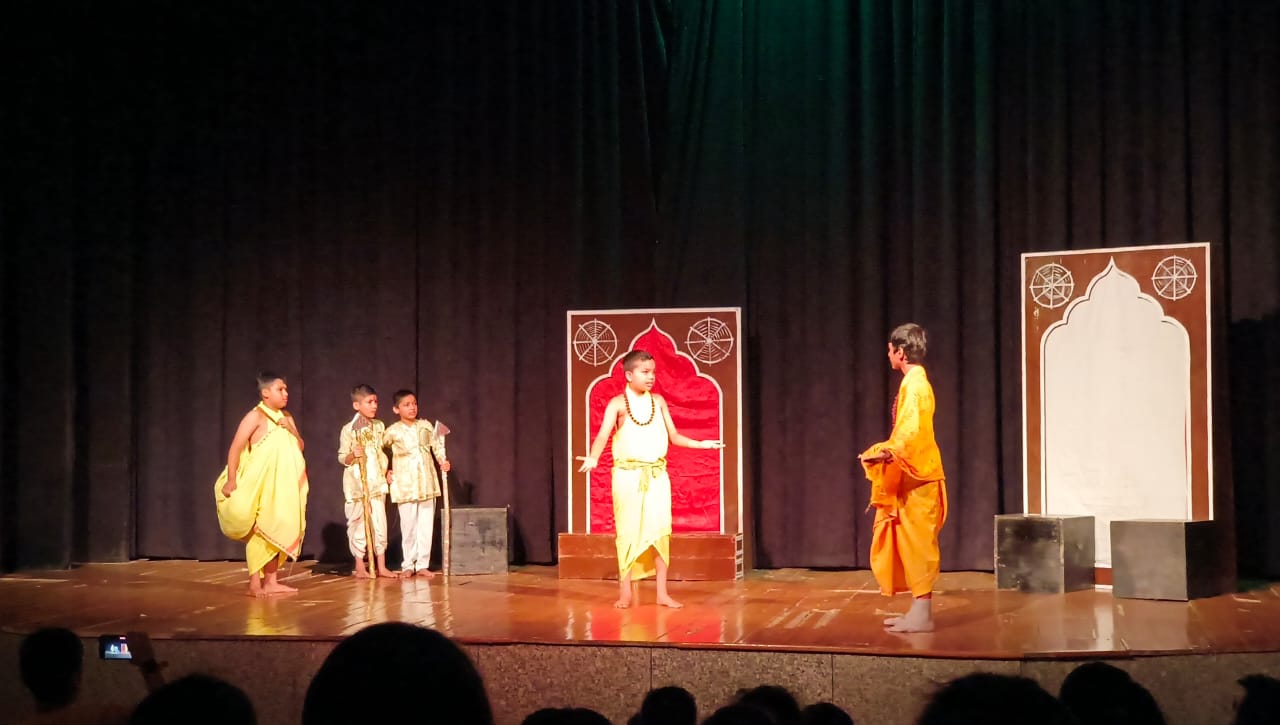 The audience applauded the Andher Nagari Chaupat Raja play, through the play, made a sharp sarcasm on the foolish rulers.