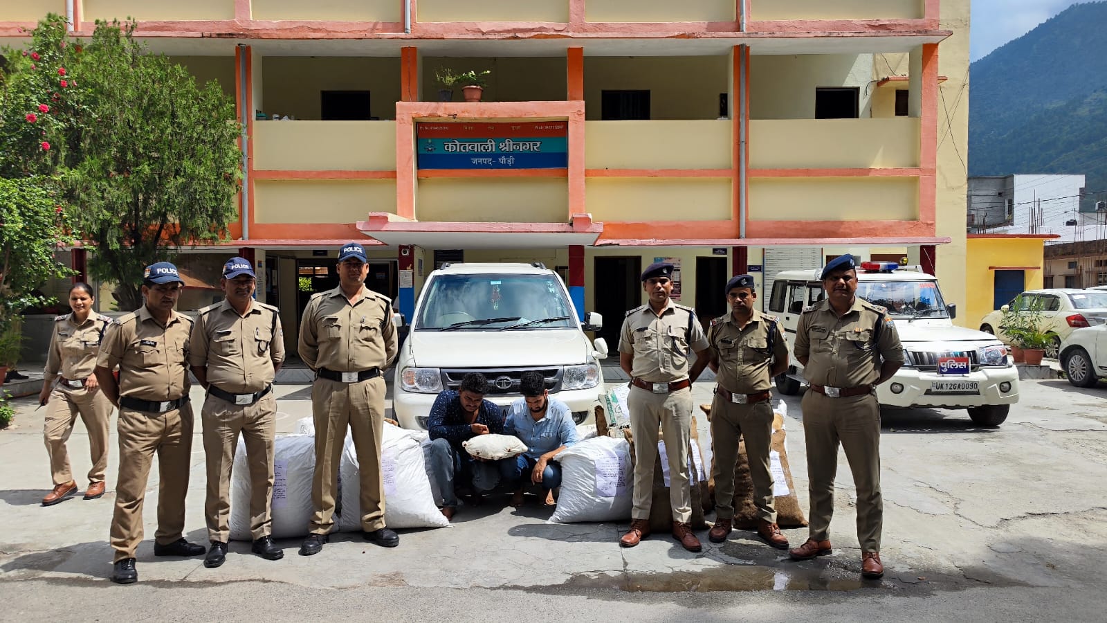 श्रीनगर पुलिस ने कुटकी के साथ किया गिरफ्तार